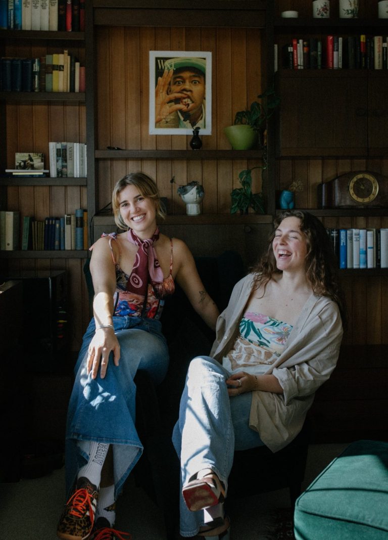 Lotta Falter und Lisa Schubert im Gespräch Lotta Falter und Lisa Schubert, systemische Therapeutinnen in Mannheim, sitzen an einem Tisch und lachen